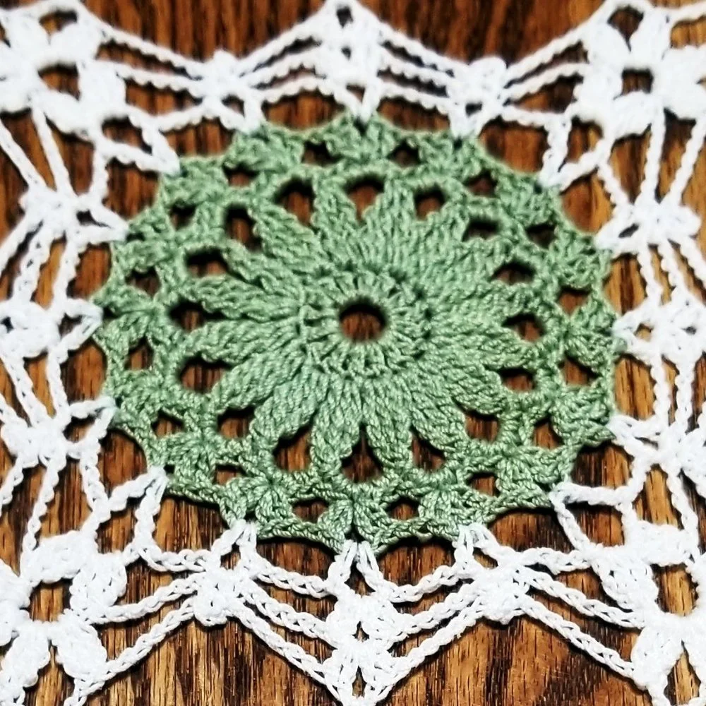 Vintage Style New Hand Crafted Square Flower 15" Frosty Green & White Doily - Picture 3 of 3